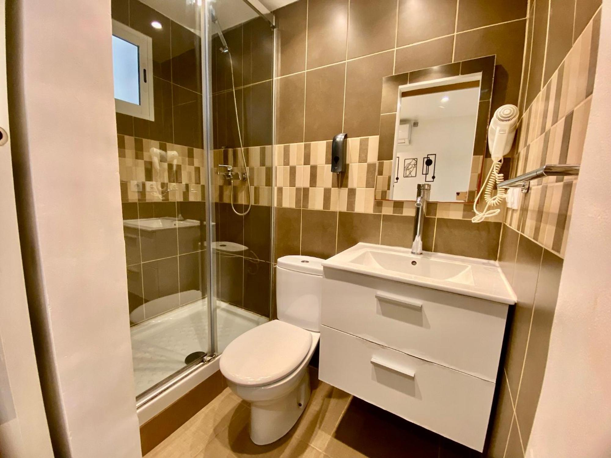 הוספיטלט דה יוברגאט Suites Nuevas Con Bano Privado Frente Al Metro St Mwc Barcelona-Fira מראה חיצוני תמונה
