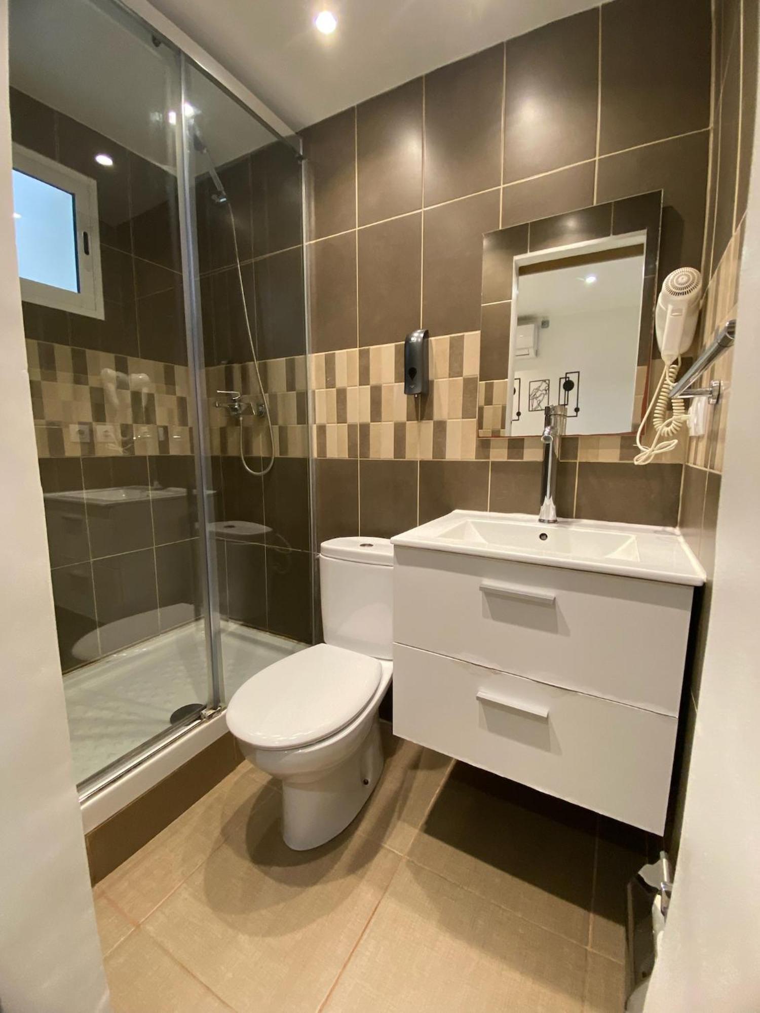הוספיטלט דה יוברגאט Suites Nuevas Con Bano Privado Frente Al Metro St Mwc Barcelona-Fira מראה חיצוני תמונה
